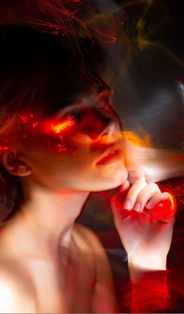 Огненные волны окутывают девушку