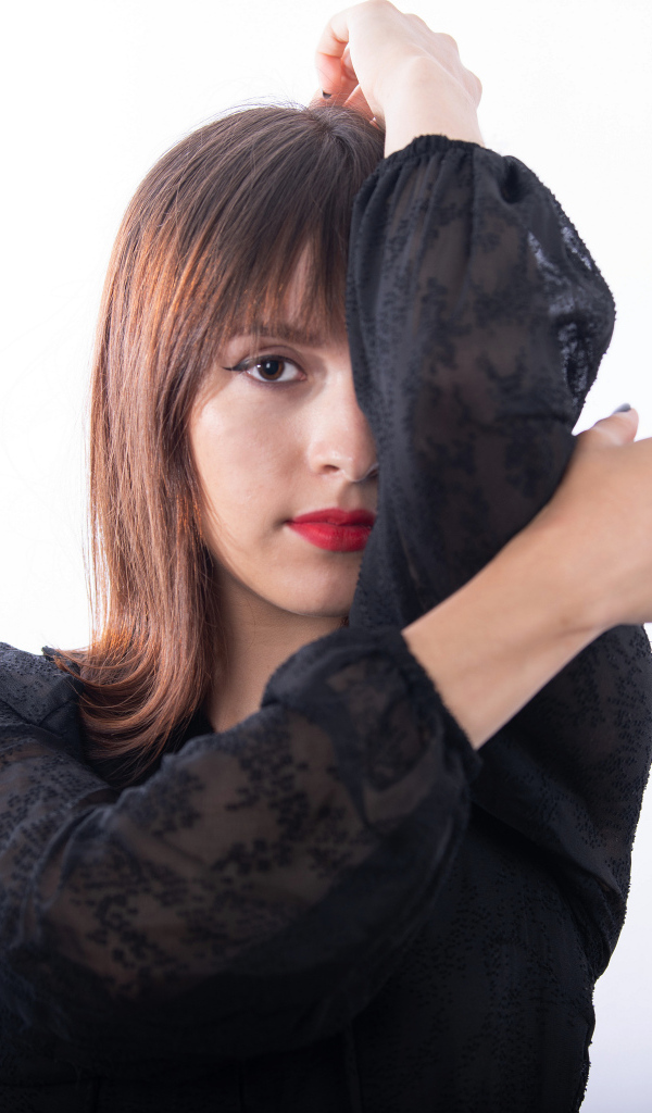 Девушка в черной блузке на белом фоне