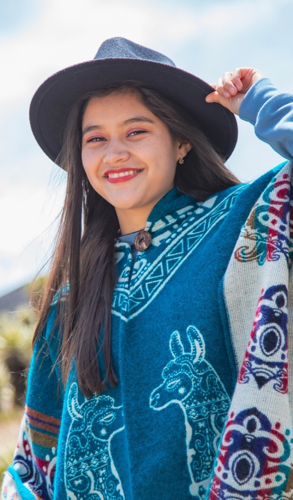 Девушка в ковбойской шляпе и пончо