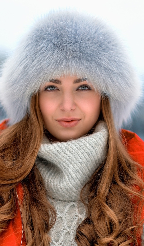 Девушка  в теплой меховой шапке