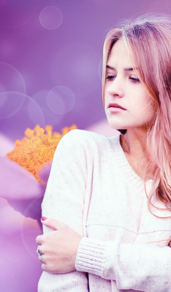 Девушка в белом свитере на красивом сиреневом фоне