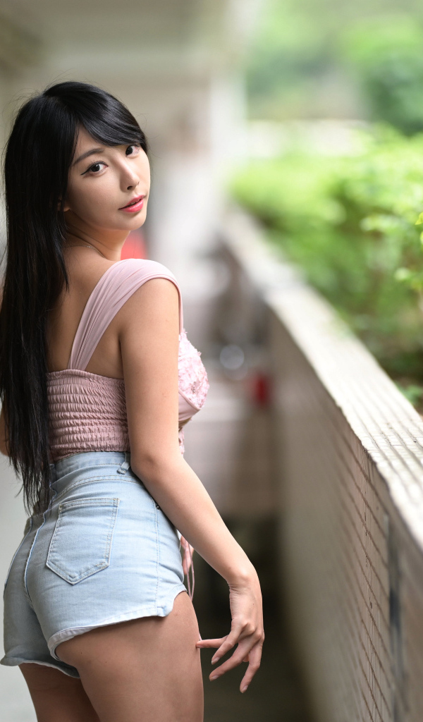 Девушка в коротких джинсовых шортах