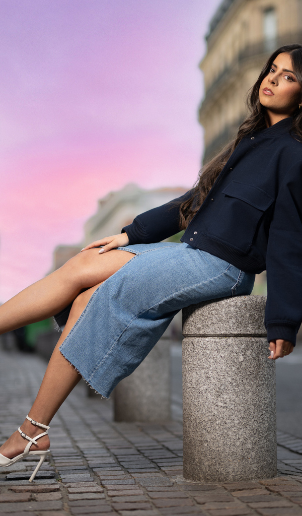 Девушка в белых туфлях на улице города