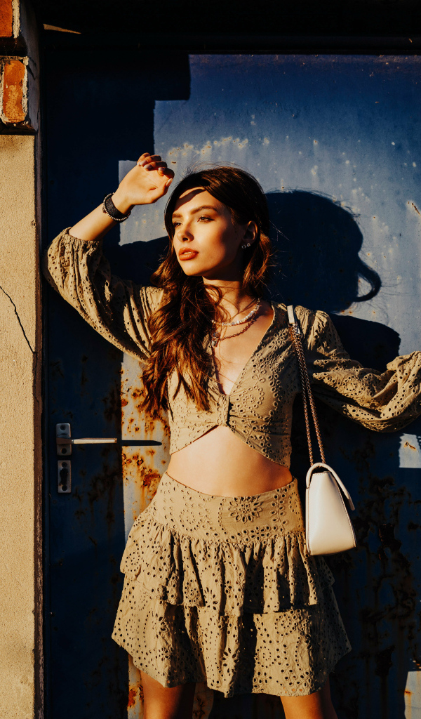 Девушка модель стоит у двери