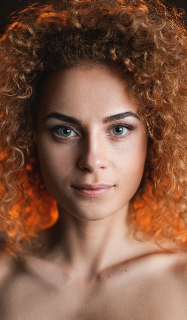 Девушка модель с кудрявыми волосами