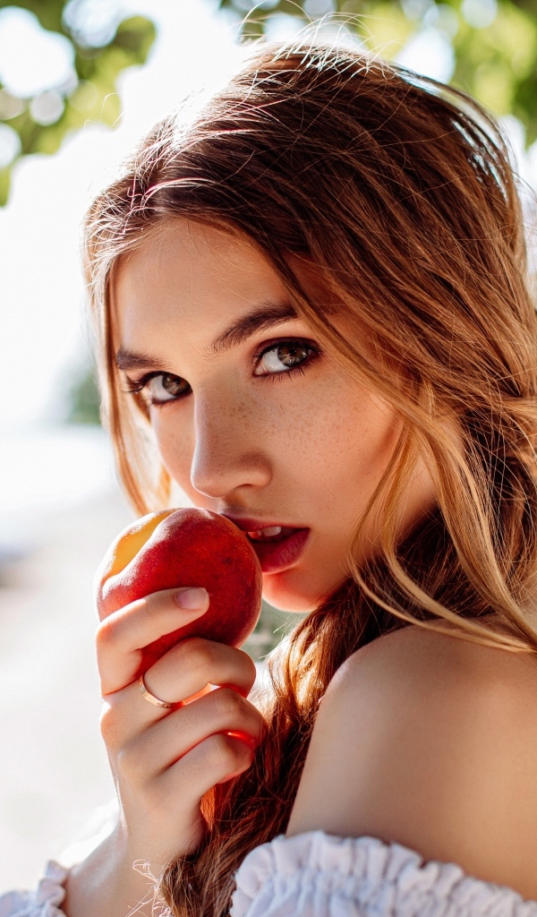 Девушка с красным яблоком в руке