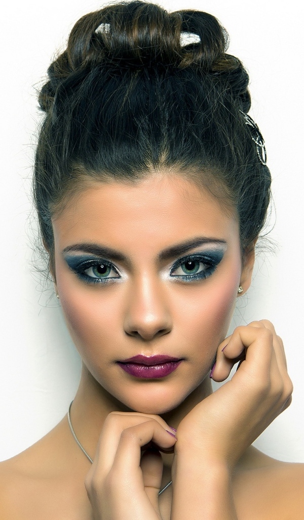 Девушка с красивой прической и макияжем