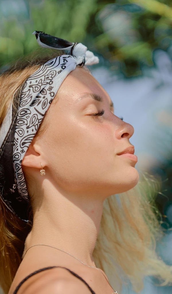 Девушка в закрытыми глазами летом