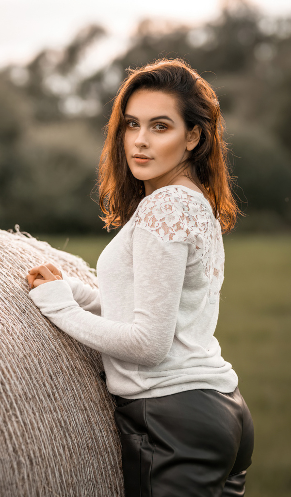 Девушка с сеном на поле