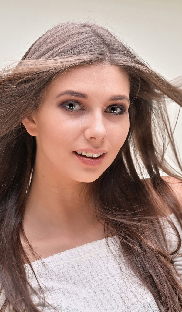 Девушка с длинными волосами на белом фоне