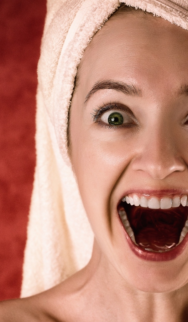 Радостная девушка с полотенцем на голове