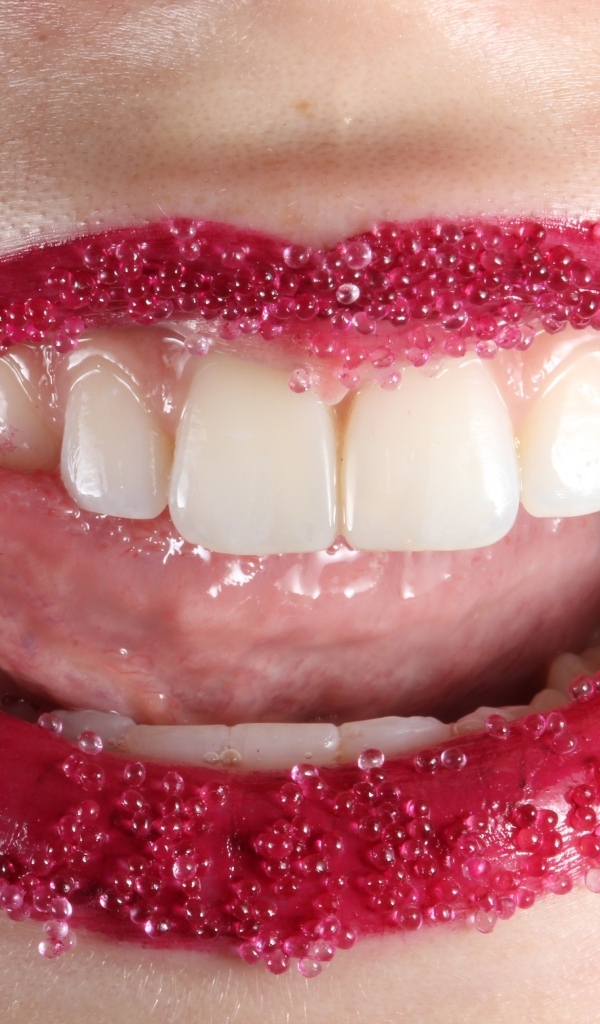 Красные губы девушки с красивыми зубами