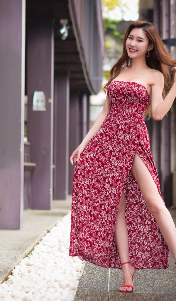 Улыбающаяся азиатка в красном платье