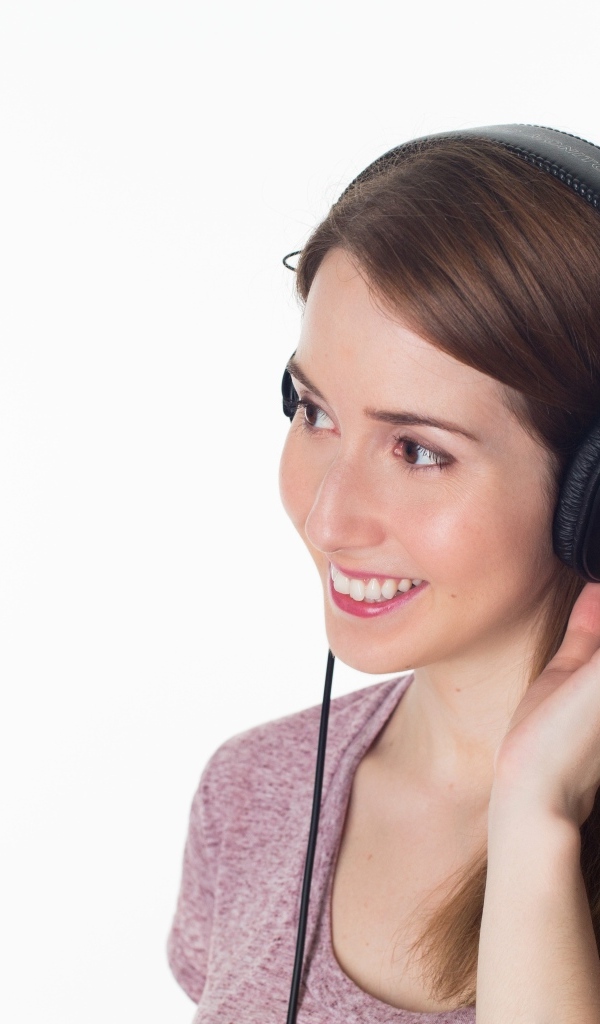 Улыбающаяся девушка в черных наушниках