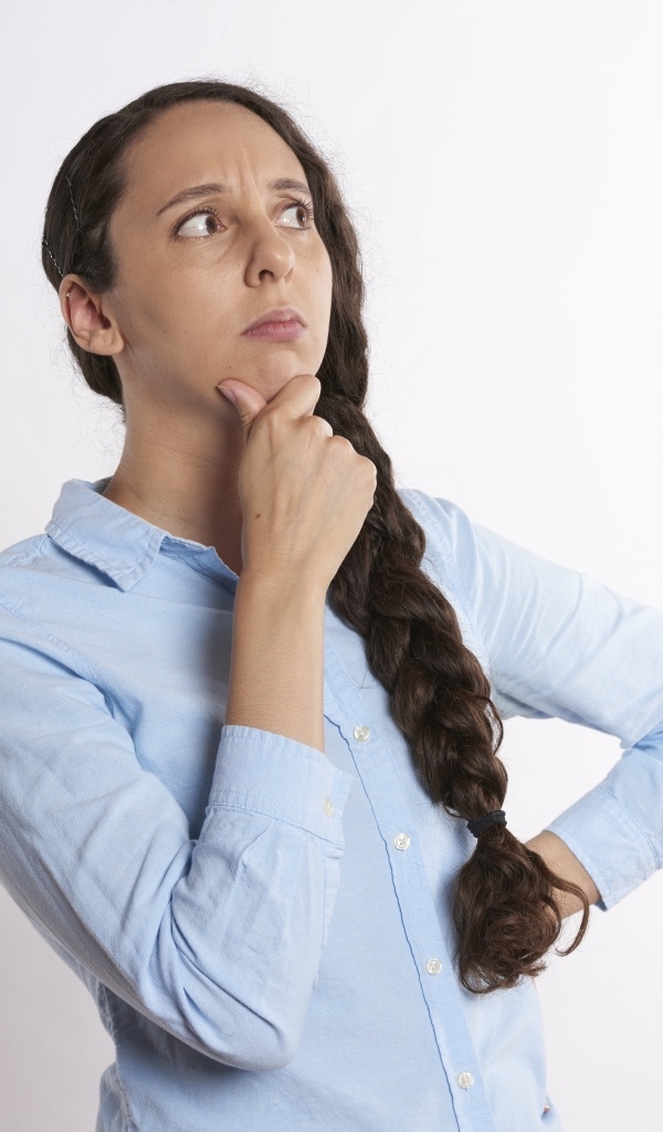 Удивленная девушка в голубой рубашке