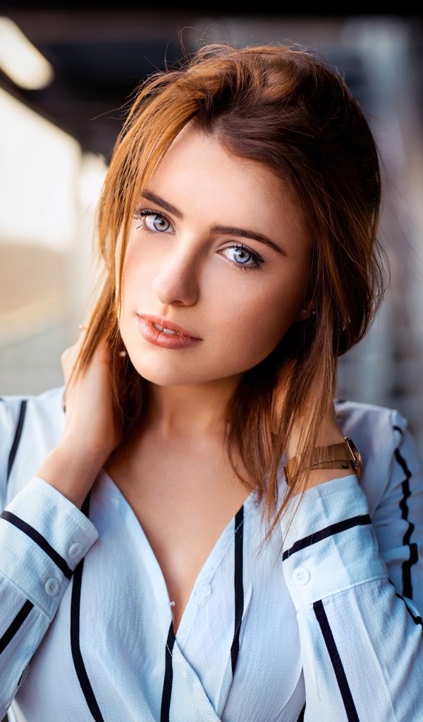Нежная голубоглазая девушка в рубашке