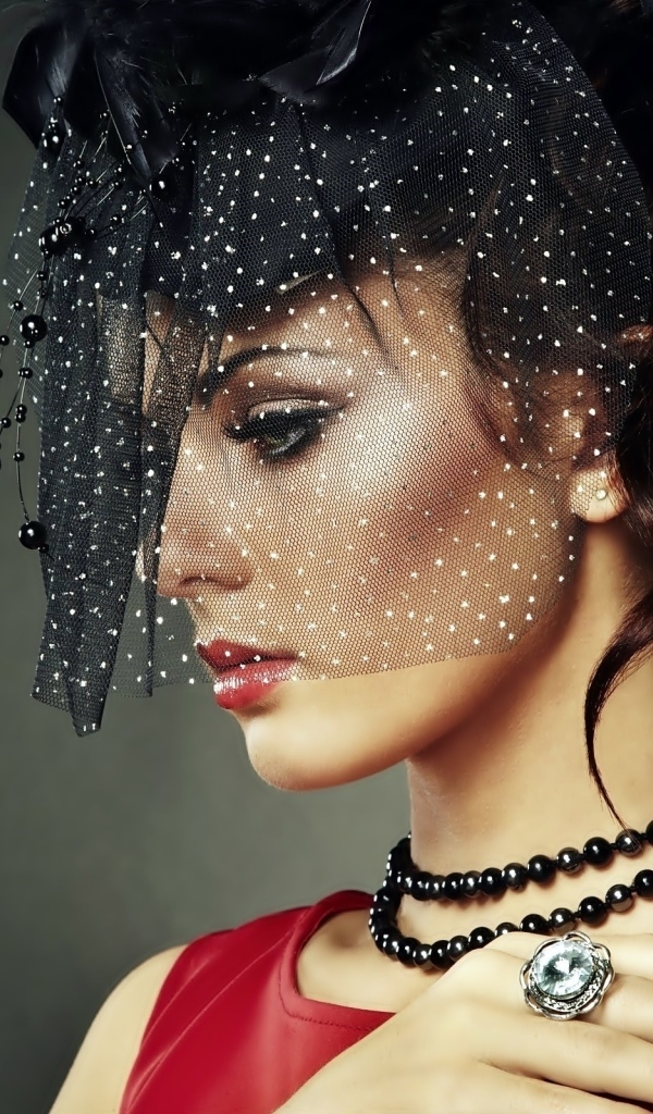 Девушка закрыла лицо черной вуалью 