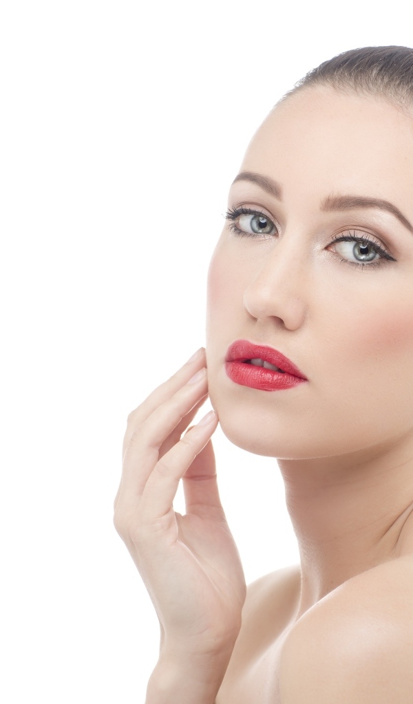 Волосы девушки собраны в пучок