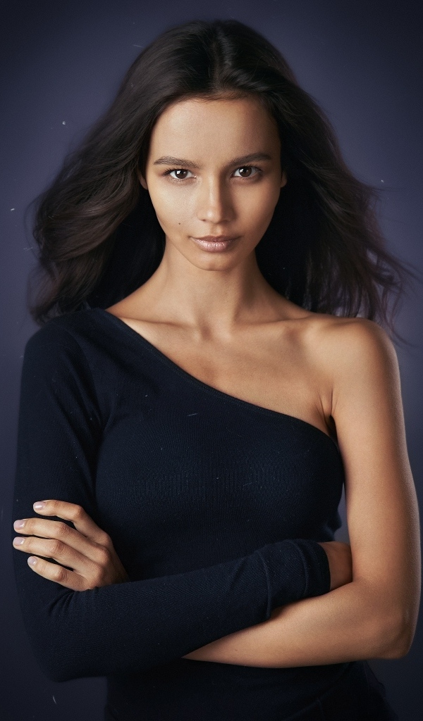 Молодая девушка в черном платье с длинными волосами