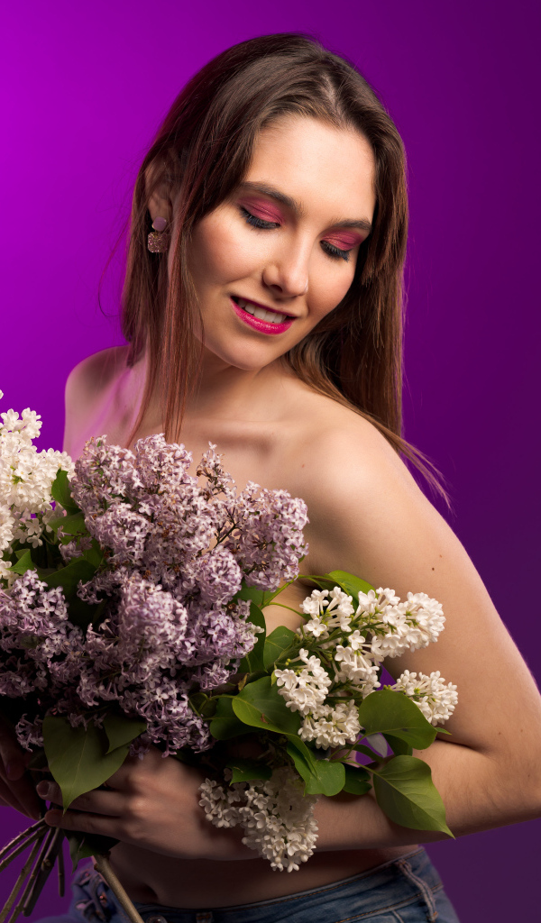 Молодая девушка с букетом ароматной сирени