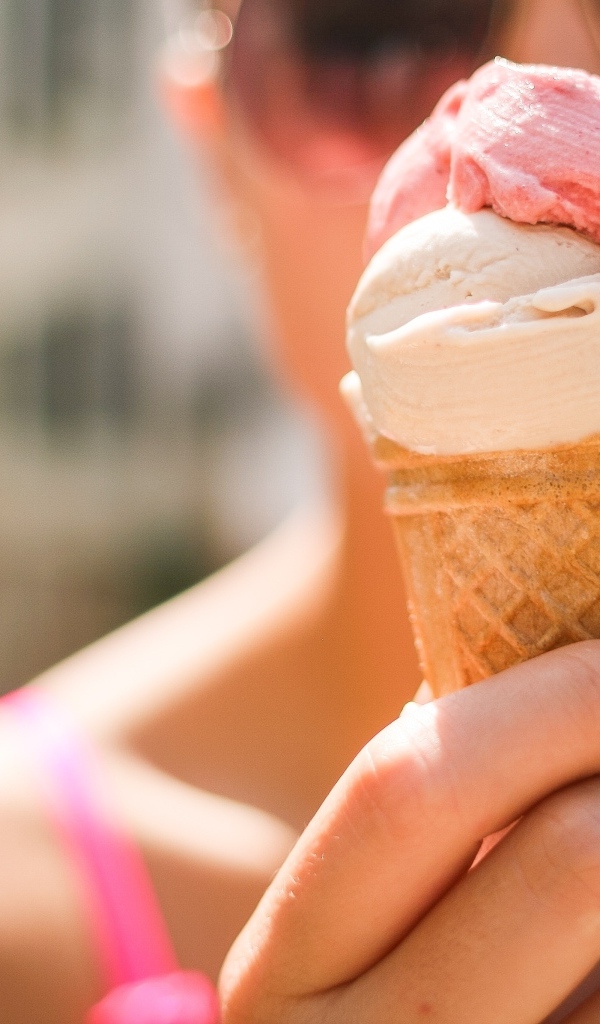 Девушка держит в руках мороженое