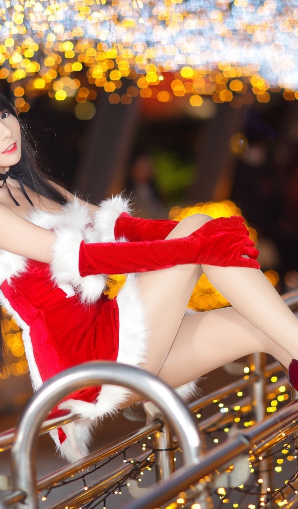 Красивая девушка азиатка в новогоднем костюме