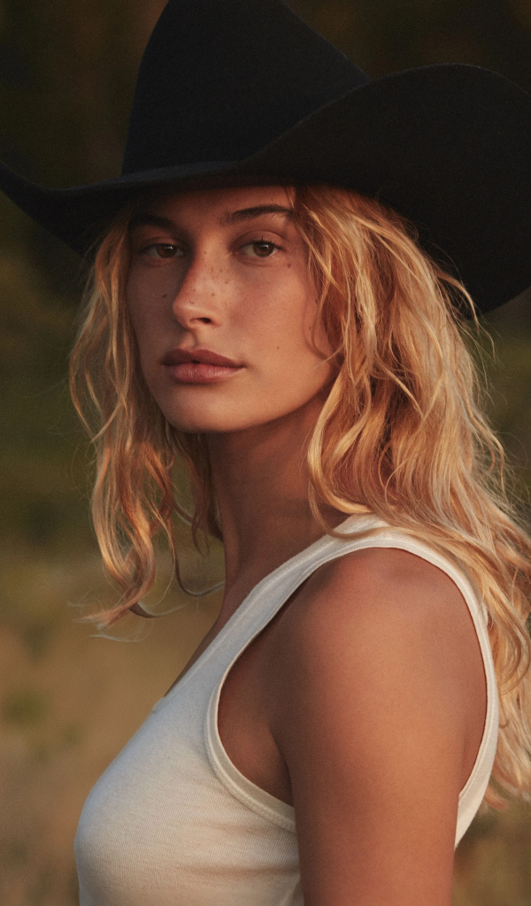 Американская модель Хейли Бибер в черной шляпе