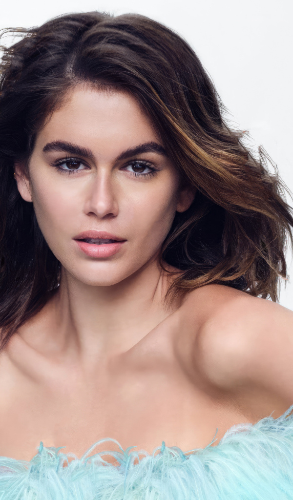 Американская модель Кайя Гербер на сером фоне