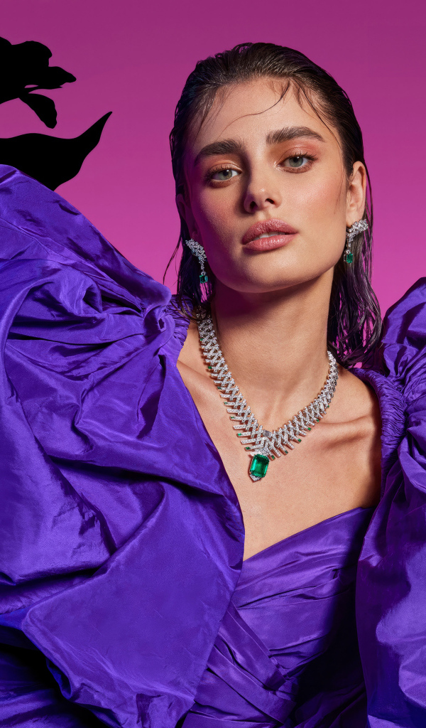 Американская модель Тейлор Хилл в красивом сиреневом платье