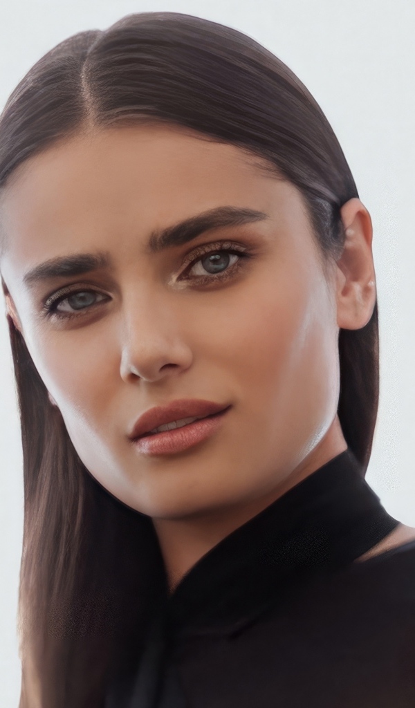 Американская топ модель Тейлор Хилл на белом фоне