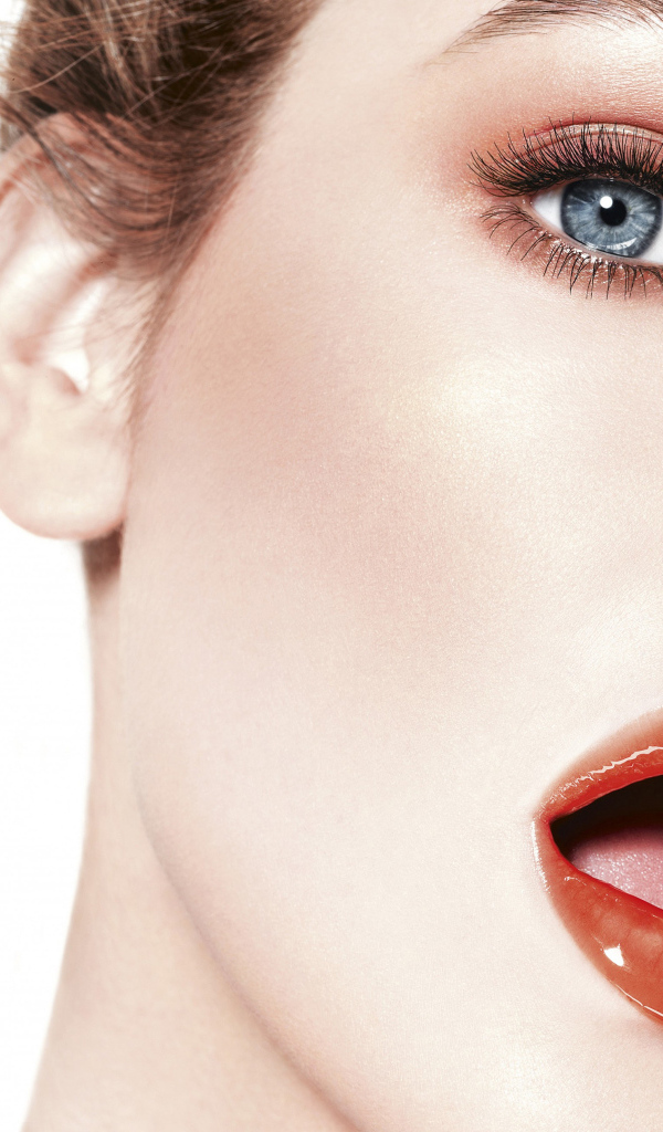 Красивая голубоглазая девушка модель Барбара Палвин с открытым ртом