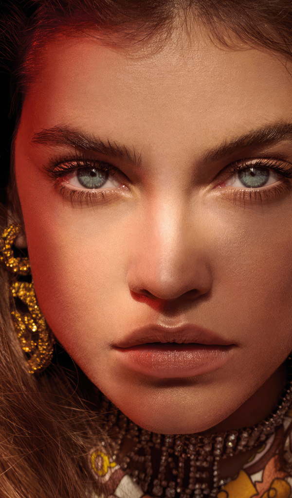 Красивые сережки у модели Барбара Палвин