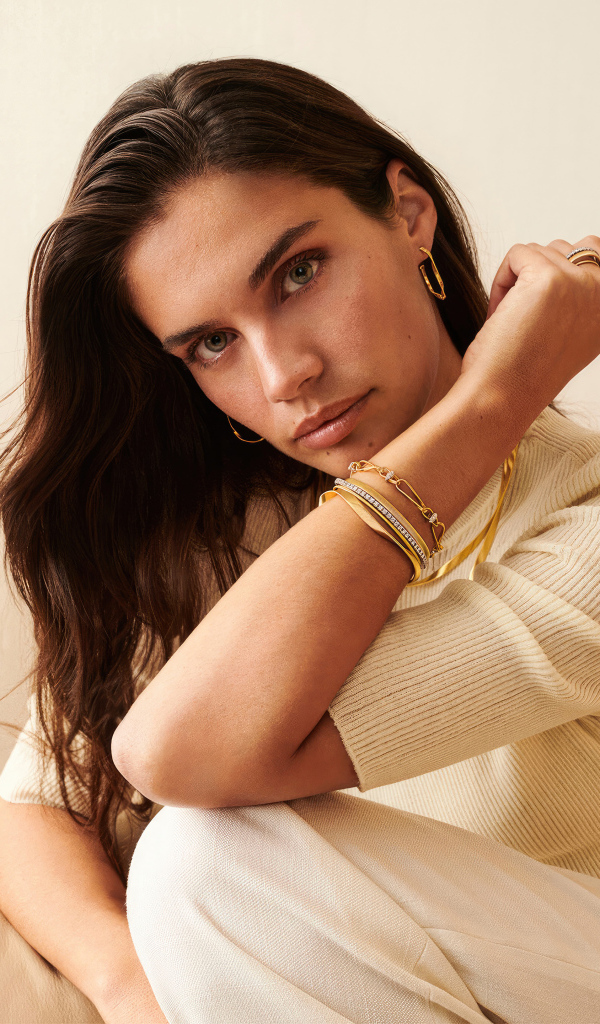 Красивая выразительная модель Сара Сампайо в белом наряде