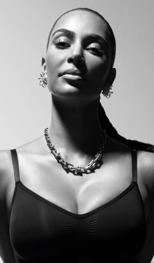 Черно-белое фото Ким Кардашьян