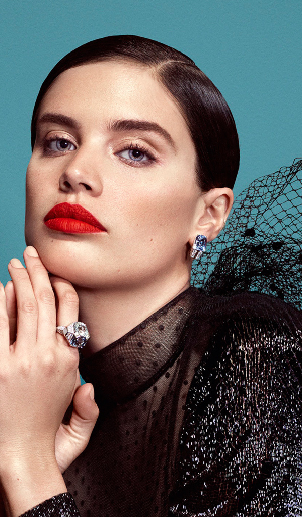 Голубоглазая модель Сара Сампайо в черном платье