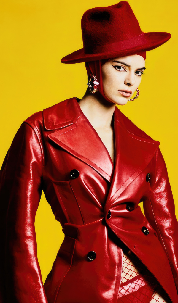 Яркая красивая модель Кендалл Дженнер в красном наряде на желтом фоне