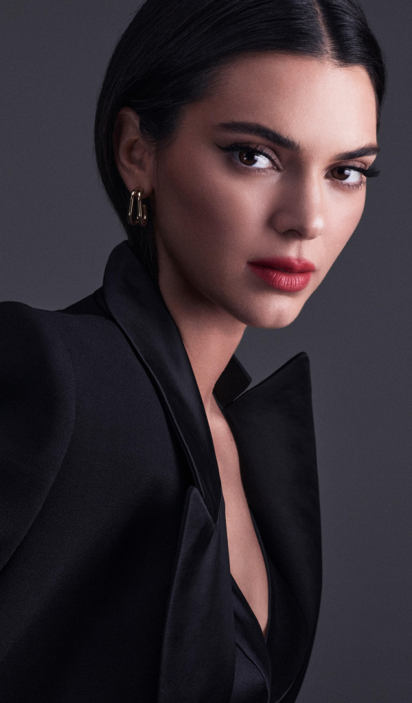 Кареглазая модель Кендалл Дженнер в черном пиджаке