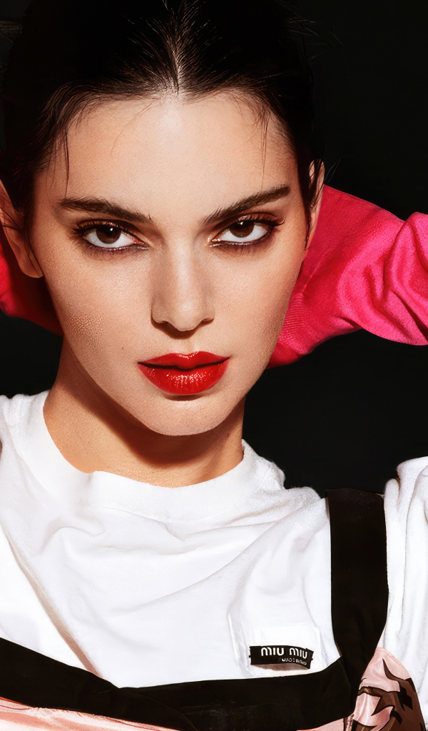 Кареглазая модель Кендалл Дженнер в красных перчатках