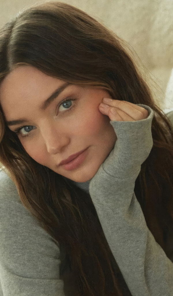 Нежная милая девушка модель Миранда Керр