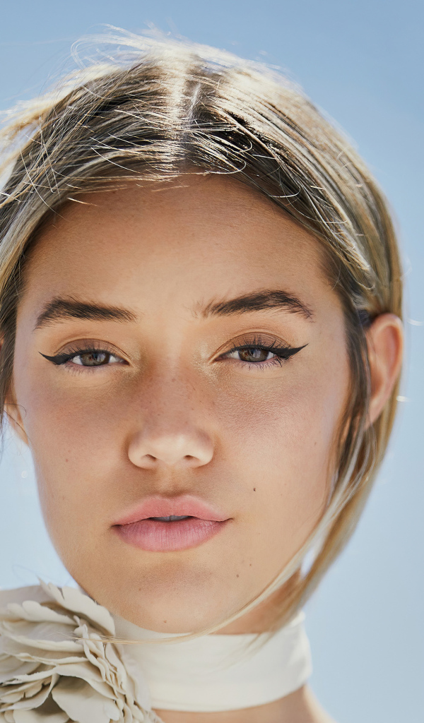 Девушка Olivia Ponton на сером фоне