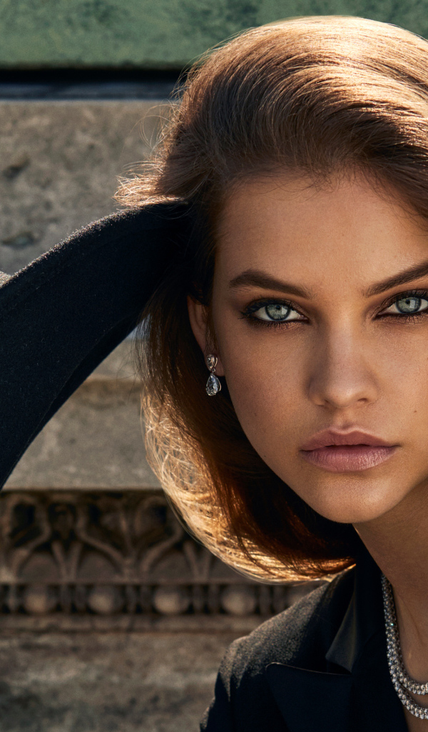 Модель Барбара Палвин с черной шляпой