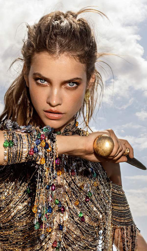 Модель Барбара Палвин с украшениями на руках