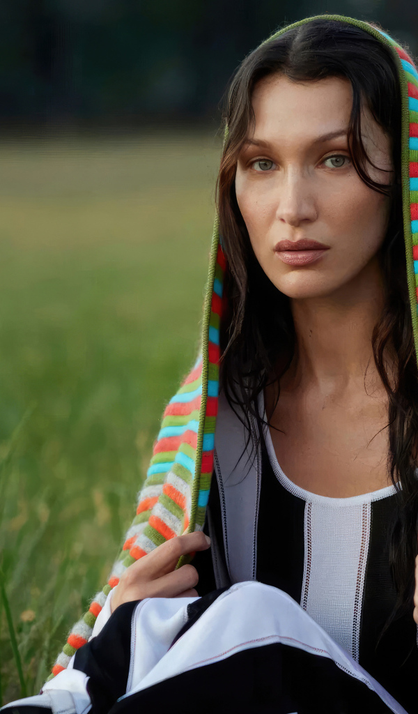 Модель Белла Хадид накрыта пледом сидит на траве