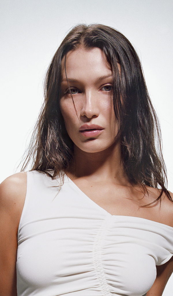 Модель Белла Хадид в белом платье на сером фоне