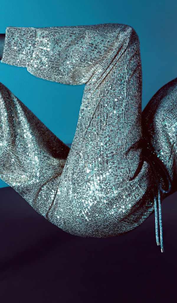 Модель Кэндис Свейнпол в блестящем костюме