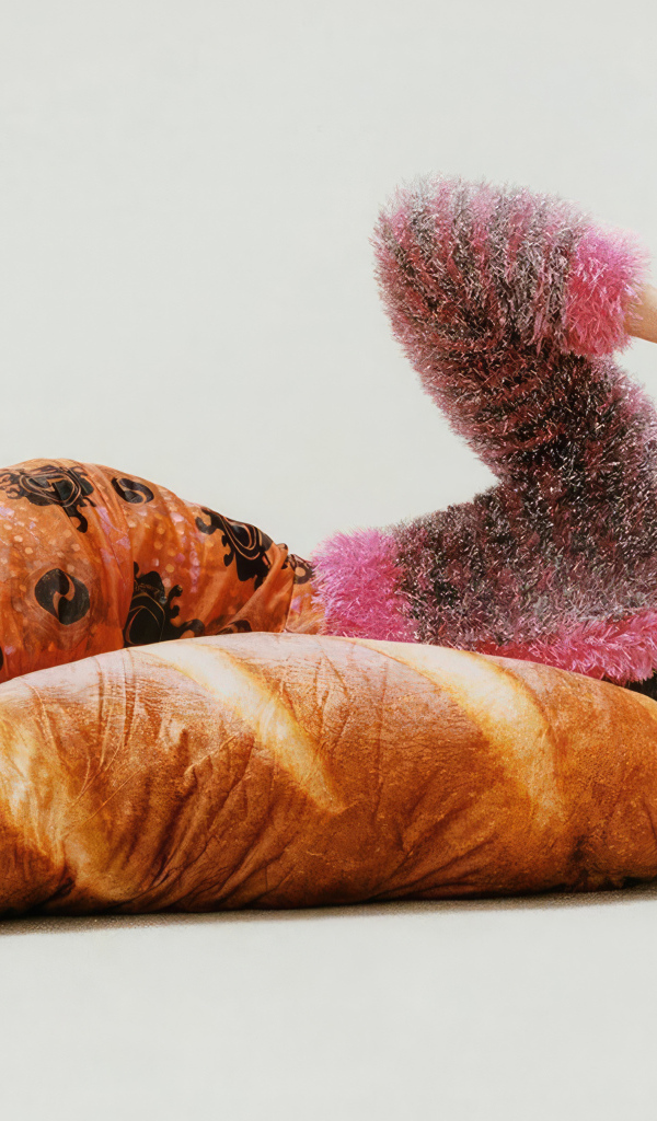 Модель Эмили Ратаковски лежит на полу