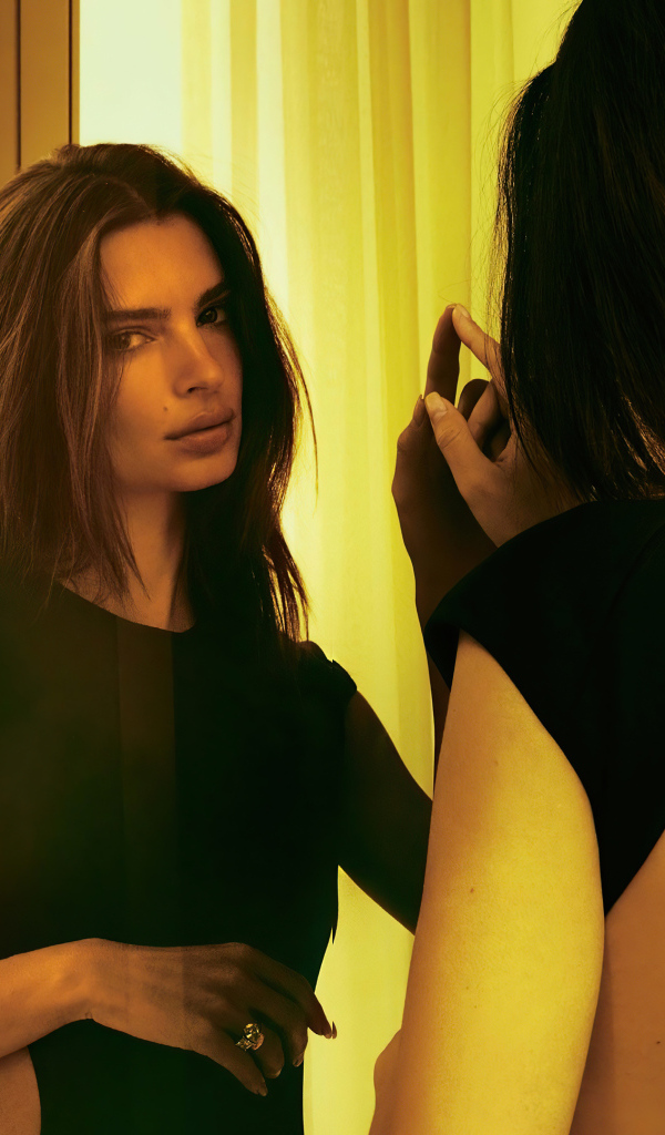 Модель Эмили Ратаковски стоит у зеркала