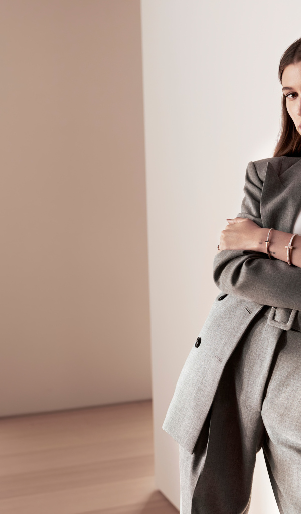 Модель Хейли Болдуин в костюме у стены