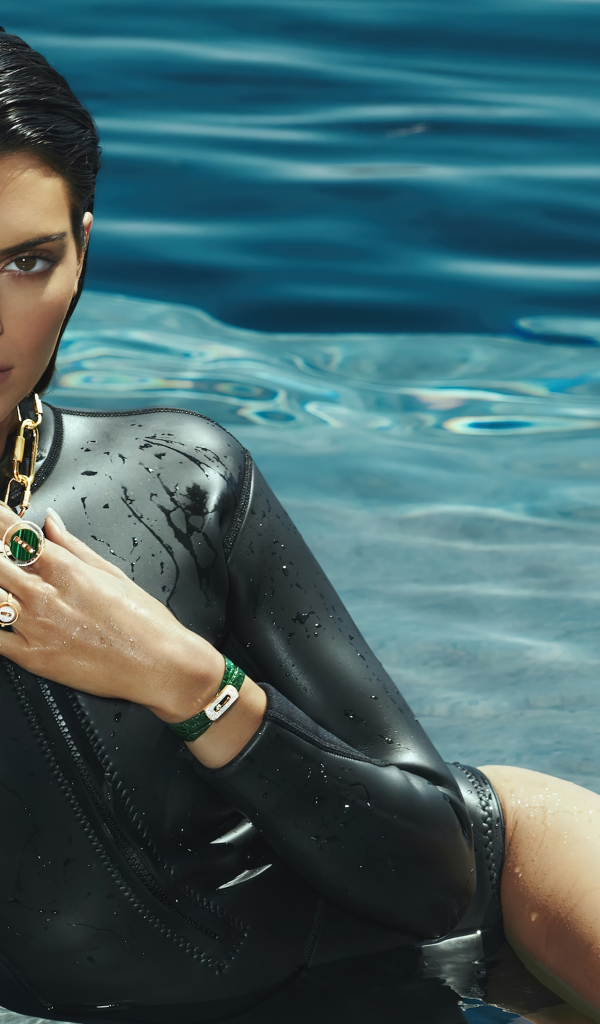 Модель Кендалл Дженнер у бассейна