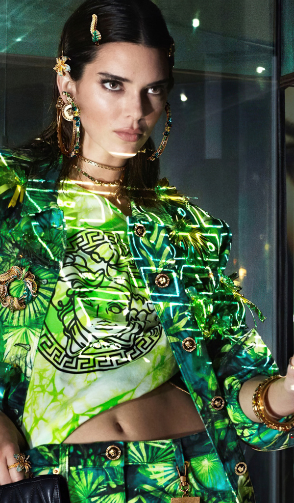 Модель Кендалл Дженнер в ярком костюме